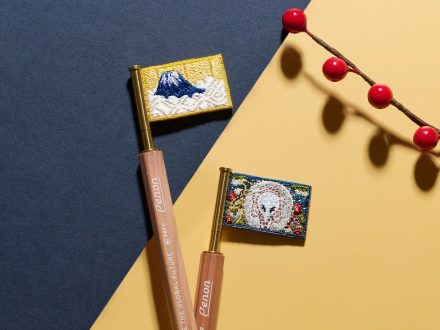 静岡県立美術館と刺繍作家hinakaさんの初コラボアイテム、屏風絵の名作を刺繍で表現した「PENONフラッグペン」限定発売
