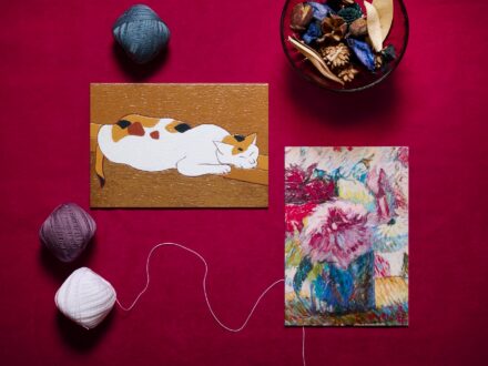 クヴェレ美術館の所蔵作品をモチーフにした「PENON タッチミー！ウッドポストカード」クヴェレ美術館ミュージアムショップにて限定発売