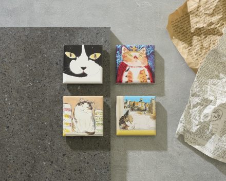 画家 久下貴史の作品世界の猫たちが大活躍するアートブランド「マンハッタナーズ」オリジナルの「PENONタッチミー！アートマグネット」誕生
